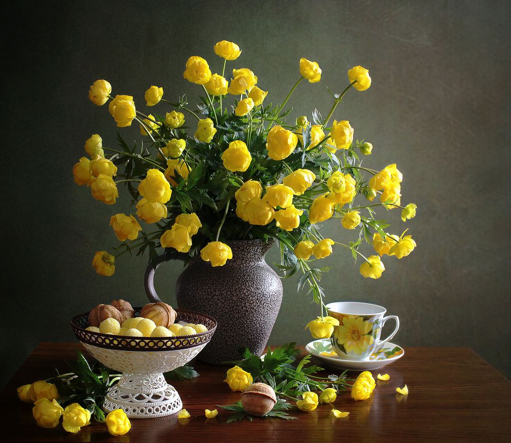 С купальницами.