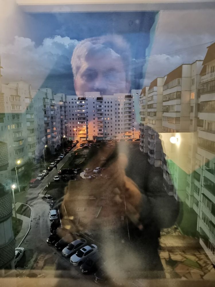 Автопортрет в окне