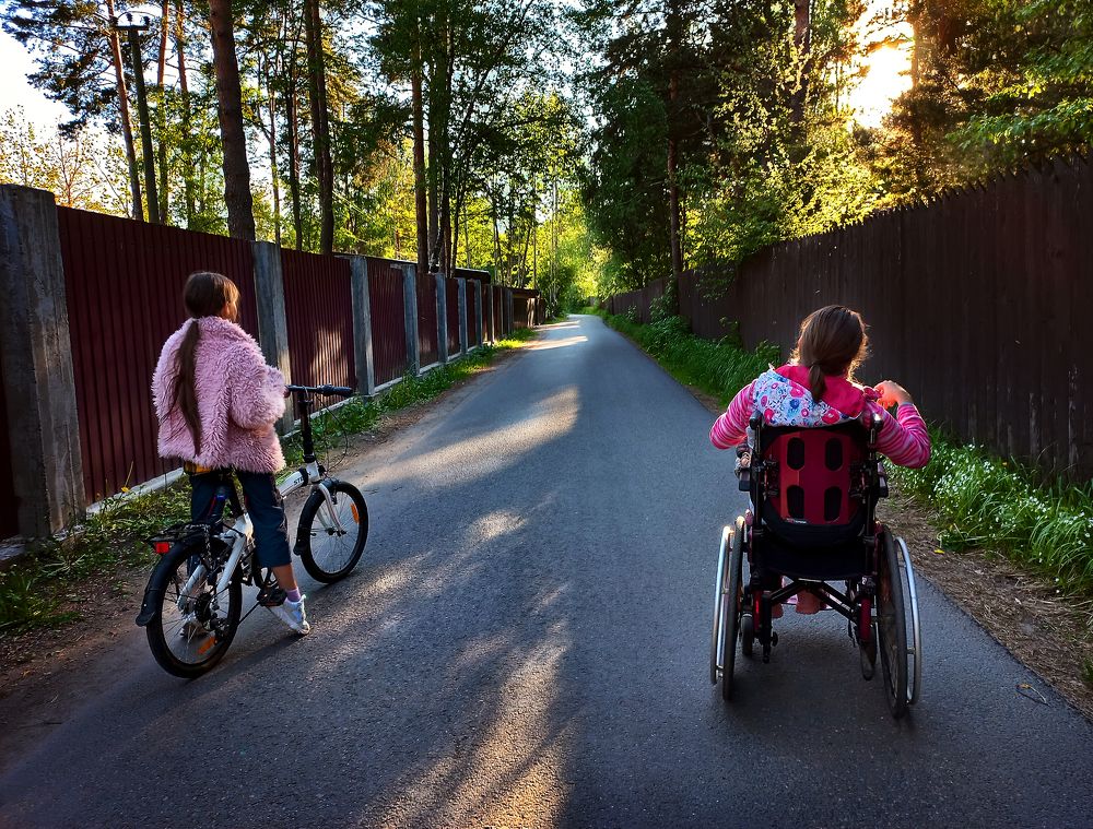 Родным сестрам не нужна доступная среда, они идут вместе по жизни