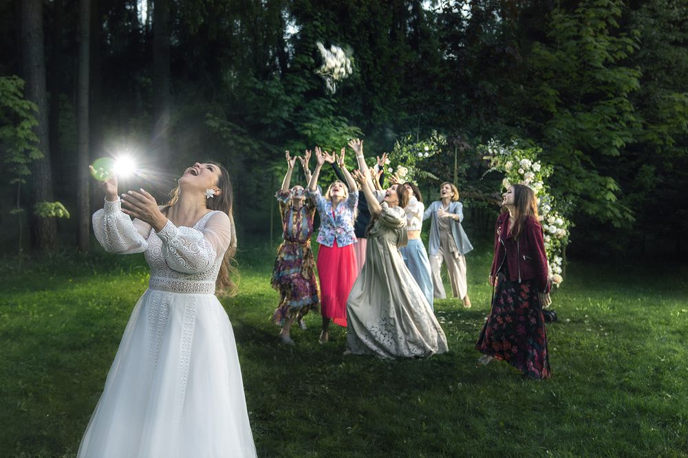 Все невесты бросают свадебный букет, а наша - шаровую молнию! :)