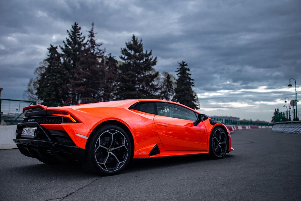 Яркое на сером.