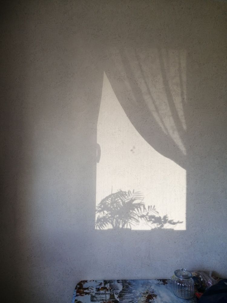 Окно на стене.