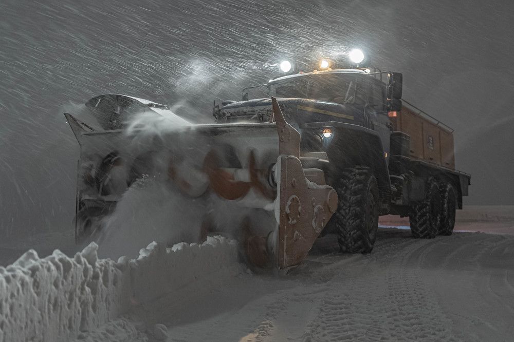 Разгребая снежные завалы