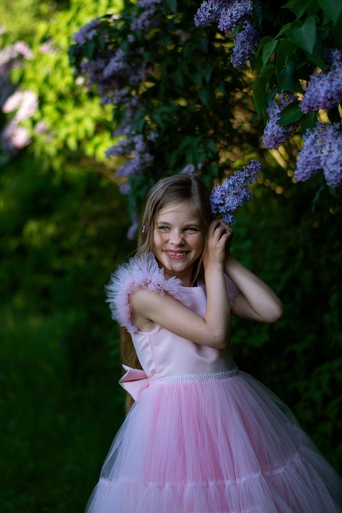 Девочка и сирень