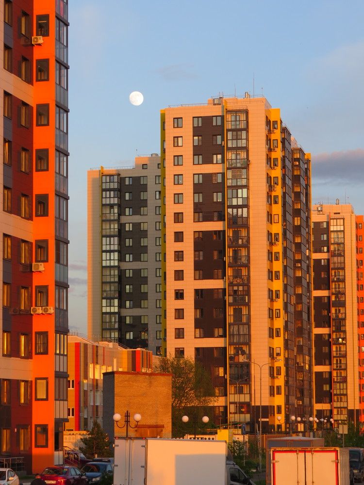 Луна над городом.