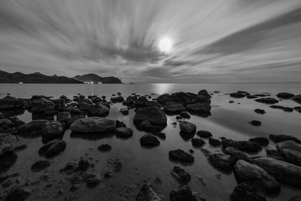 Луна и камни