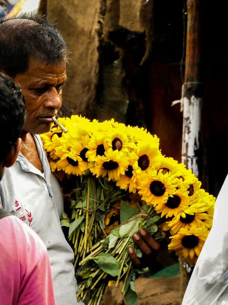 THE SELLER AND HIS BIDI