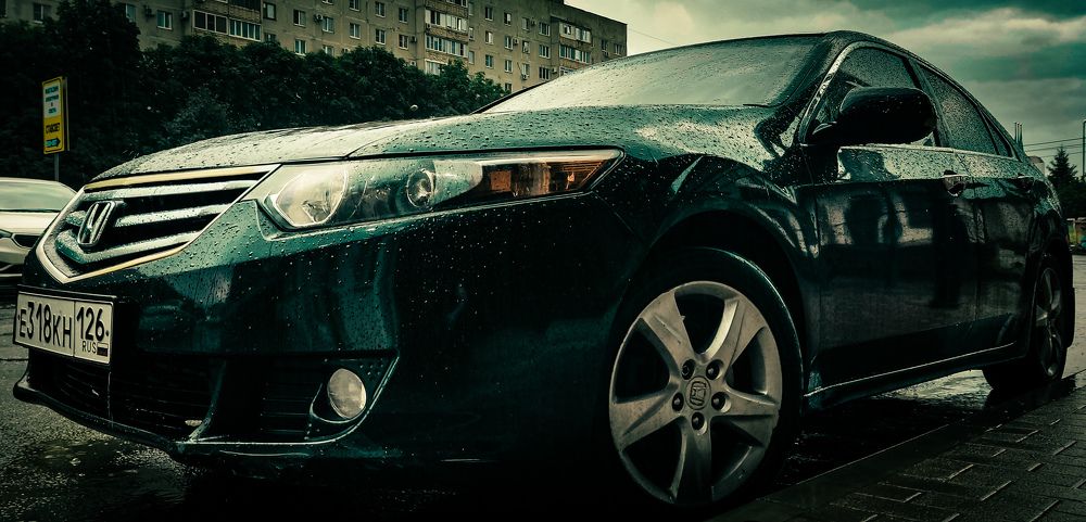 Под дождем...