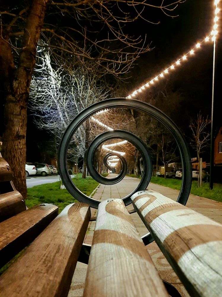 Огни ночного городка и спираль времени