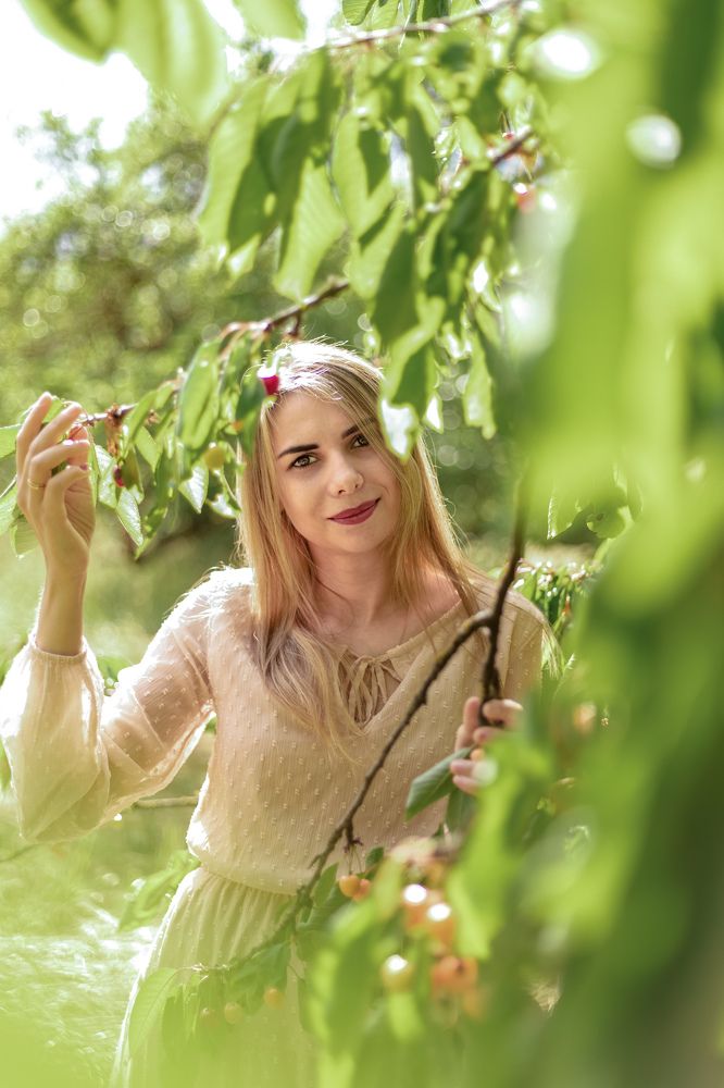 Девушка в вишневом саду