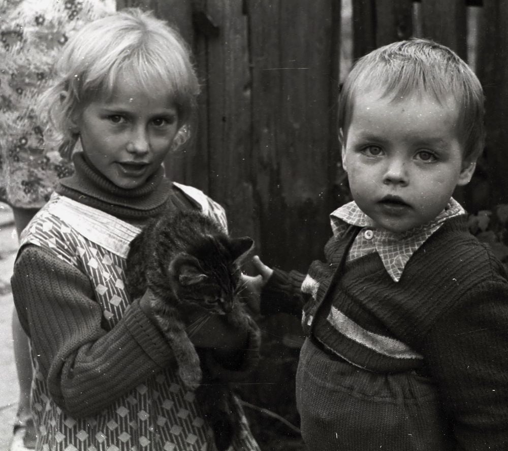 Детки с кошечкой...