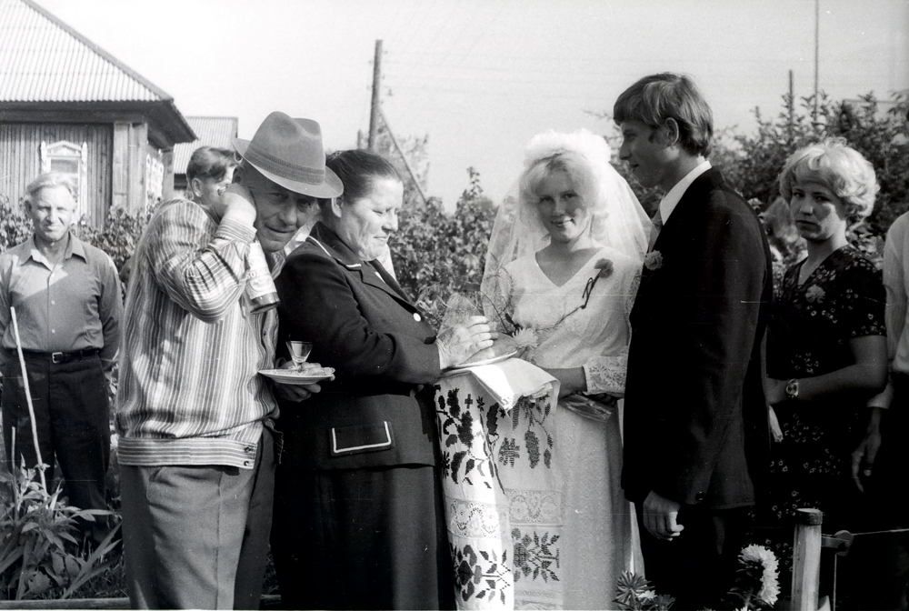 Встречают молодых...!