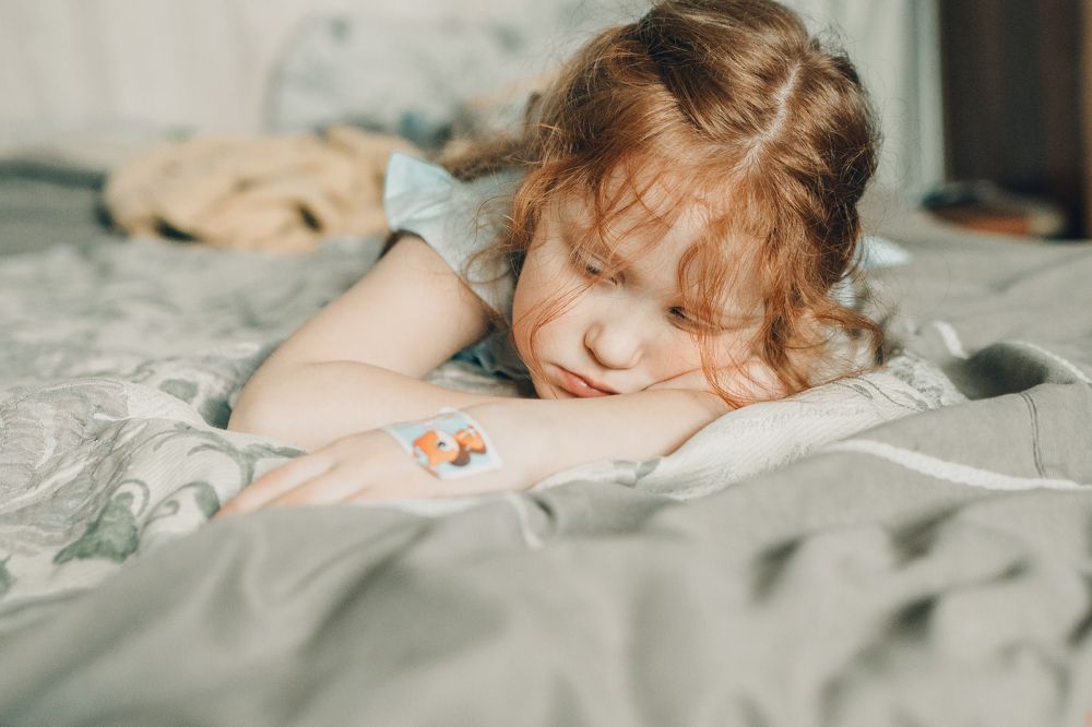 Устала, задумалась милая девочка