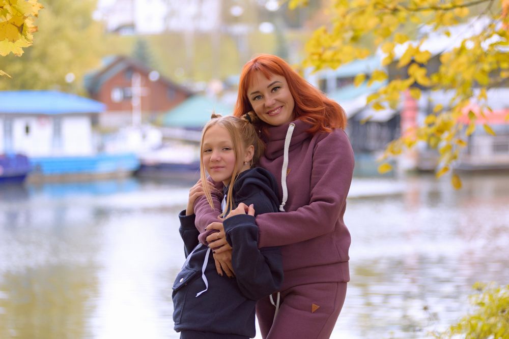 Осенняя прогулка мамы и дочки
