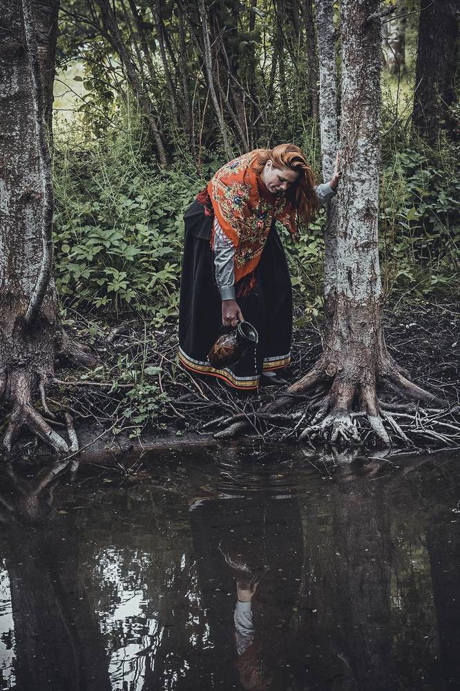 Tautas meita uz avota pēc ūdens