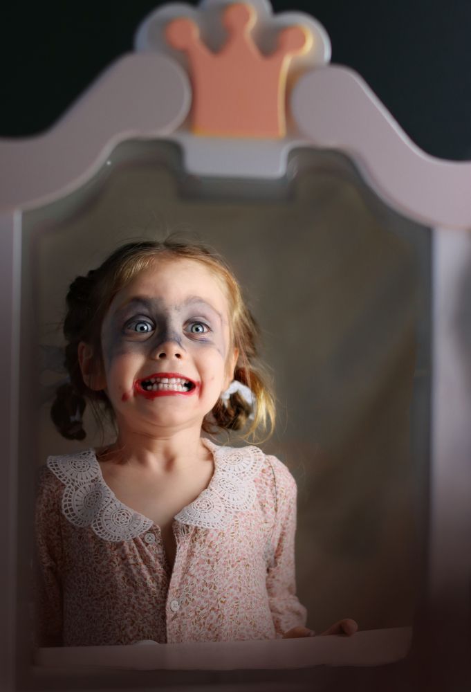 Первый макияж.