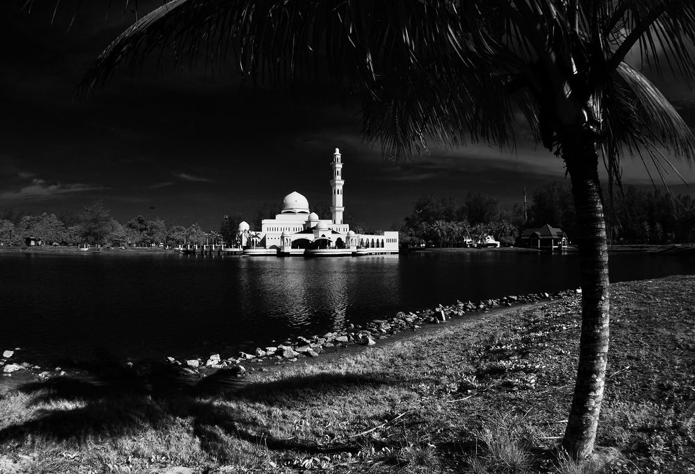 Tengku Tengah Zaharah Mosque