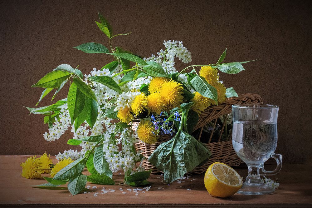 Корзинка с весенними цветами