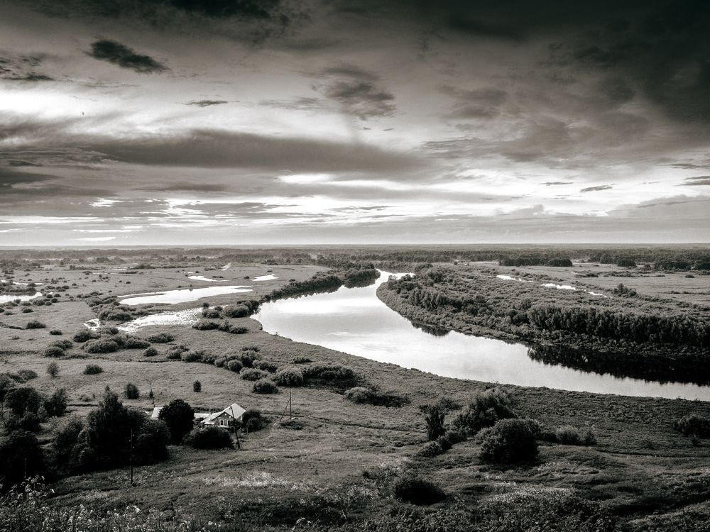 Дом на берегу реки