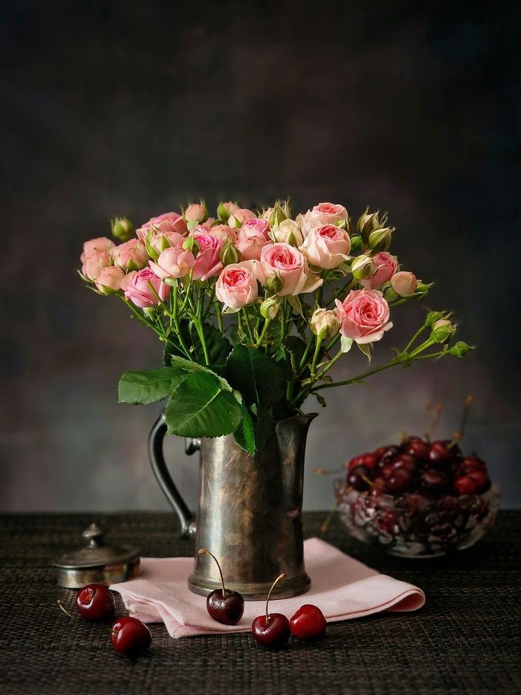 Натюрморт с розами и черешней