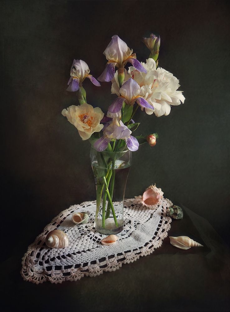 Белый пион и ирисы