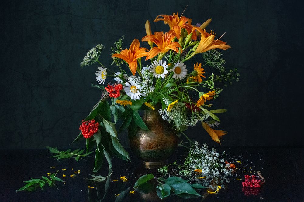 Букет с цветами и рябиной