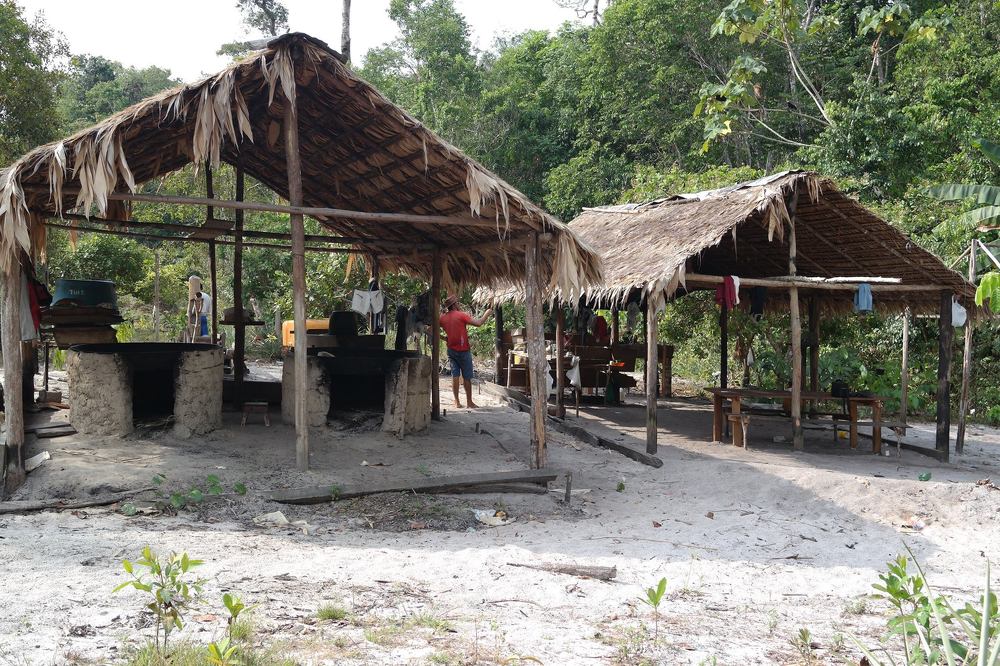 Acampamento em igarapé