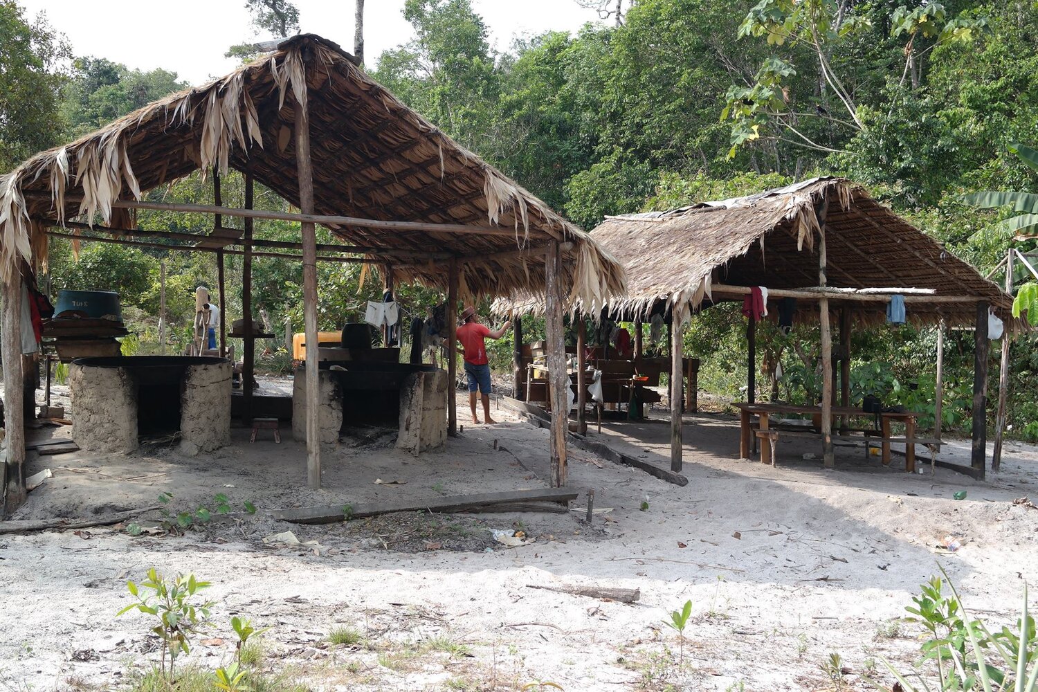 Acampamento em igarapé