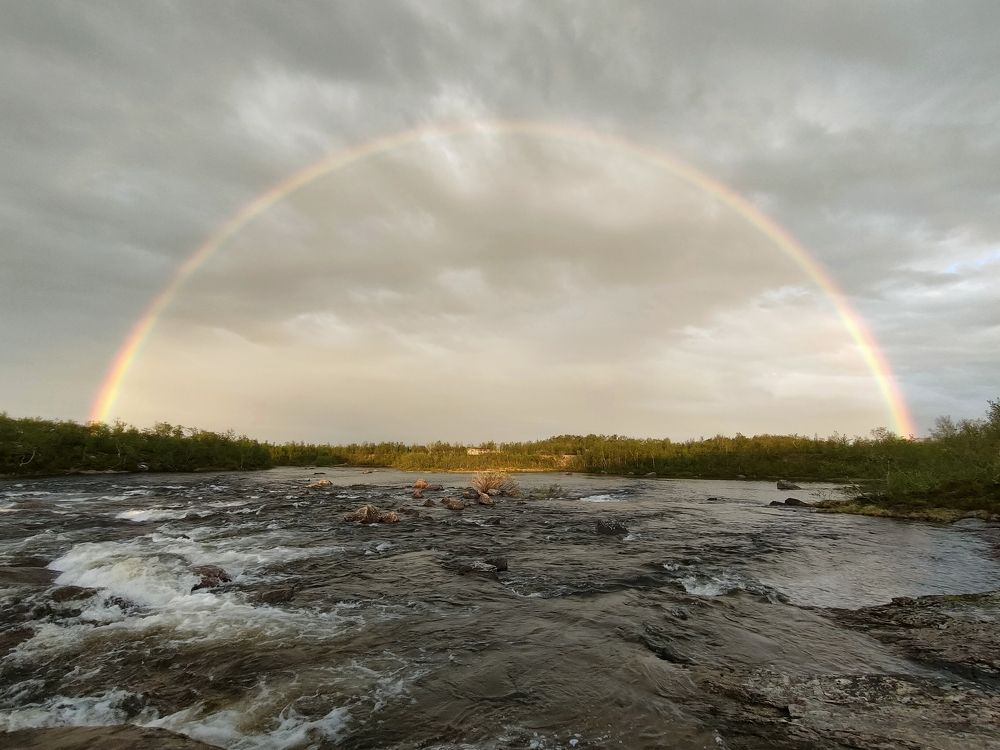 Радуга в полярный день на реке Кольйок