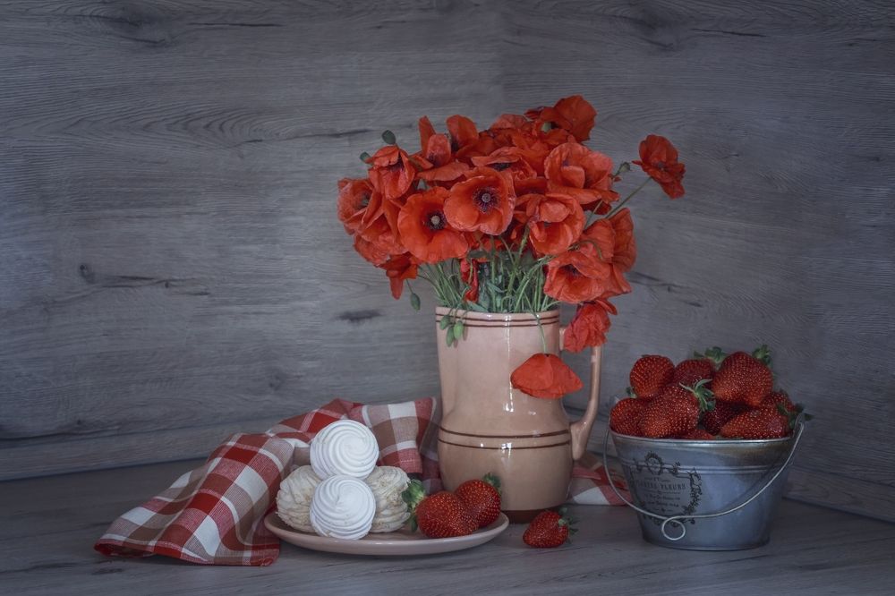 Маки и клубника.