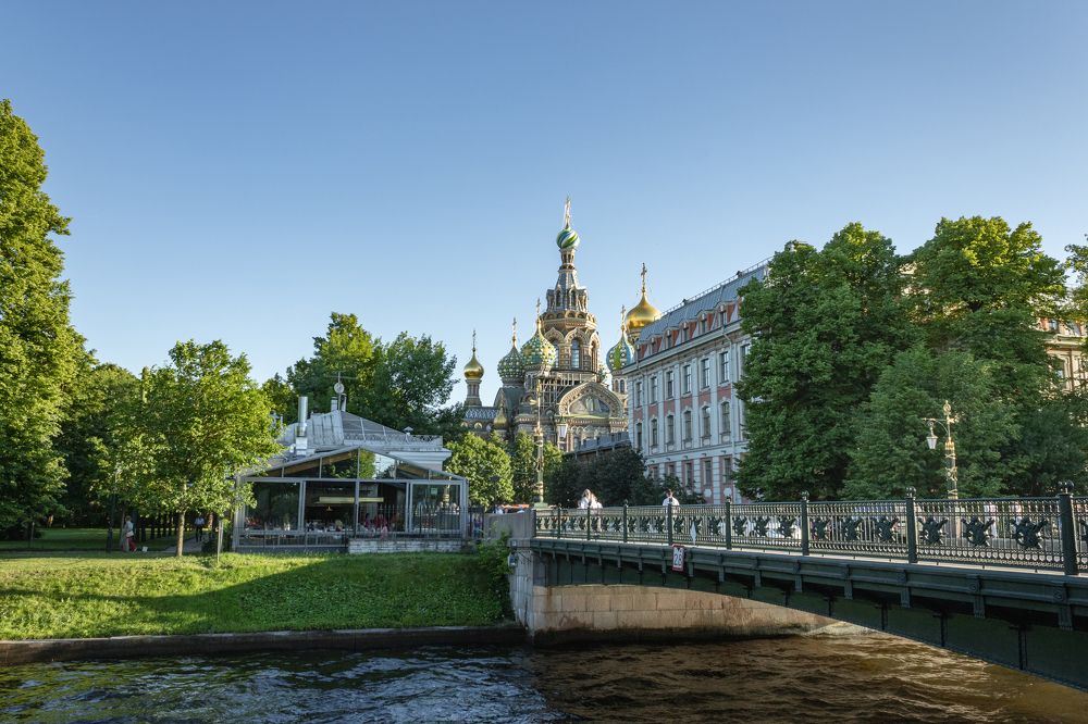 Вечерний вид на храм Спаса-на-крови с Марсова поля