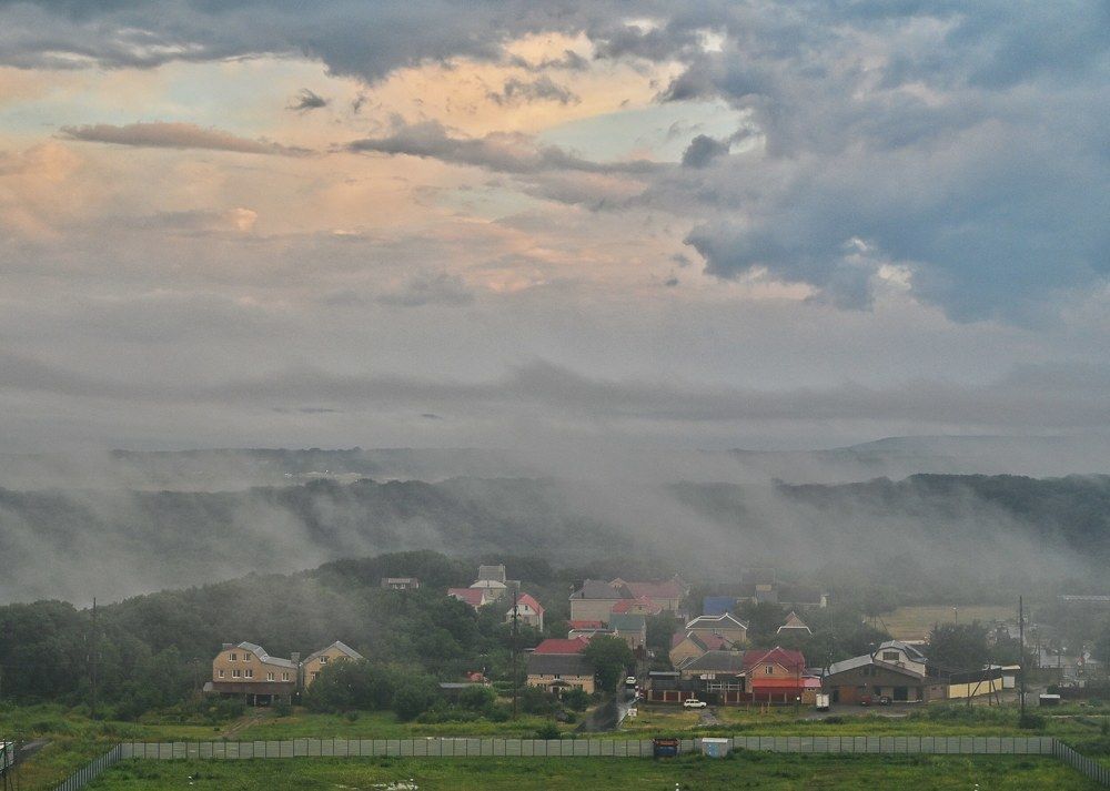 На окраине города. После дождя