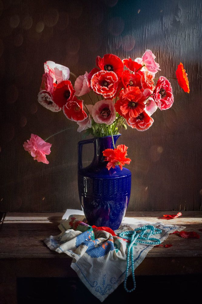 Маки в синем кувшине