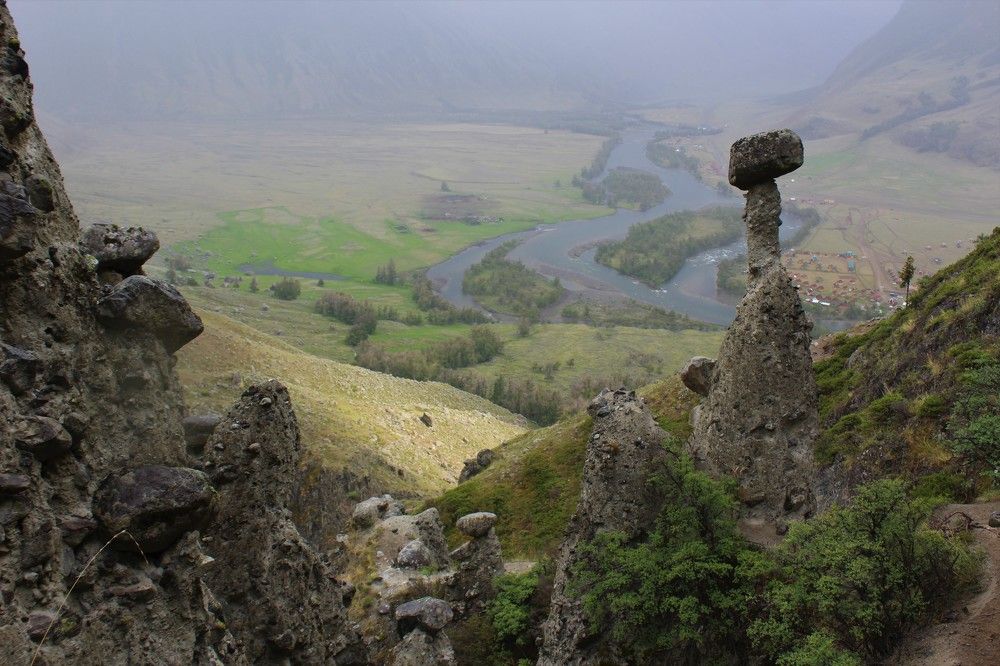 К реке