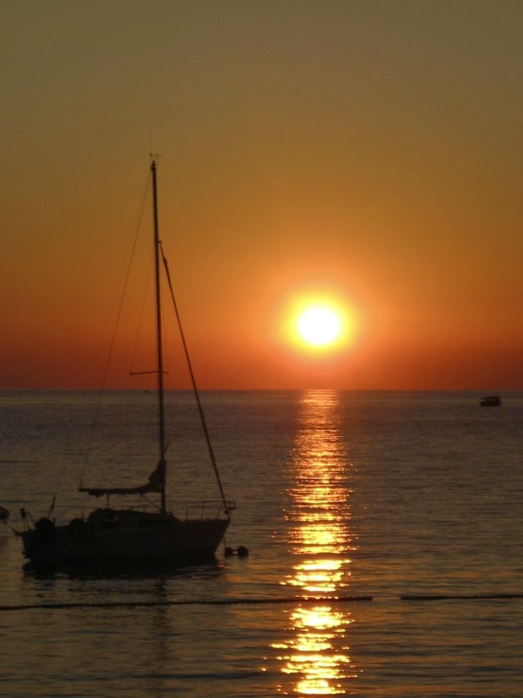 Парусник на закате.