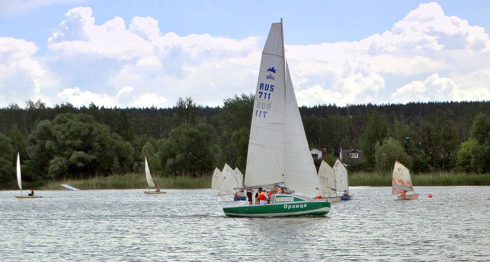 Парусник на озере в Орле