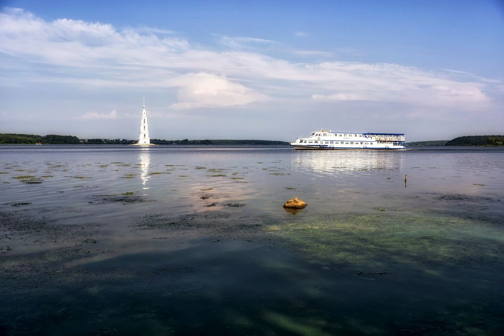 про белый теплоход и колокольню
