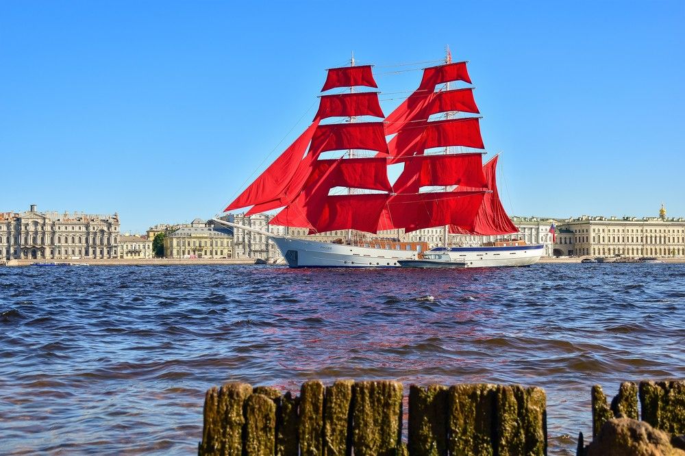 Алые паруса на рейде.