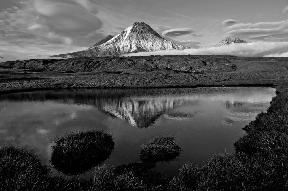 Камчатка,вид на вулкан Камень и Ключевскую сопку.