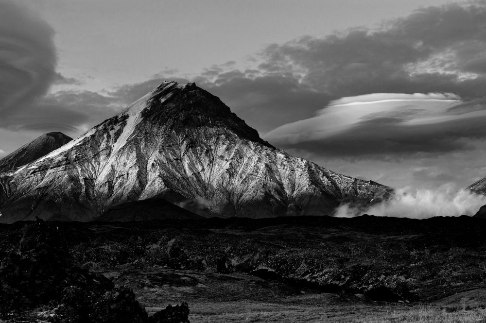 Камчатка,вид на вулкан Камень и Ключевскую сопку.