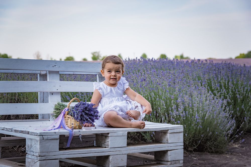 Ребенок на лаванде