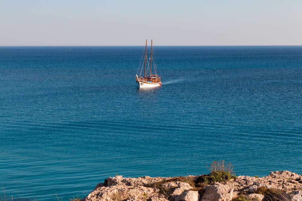 Белеет одинокий парус