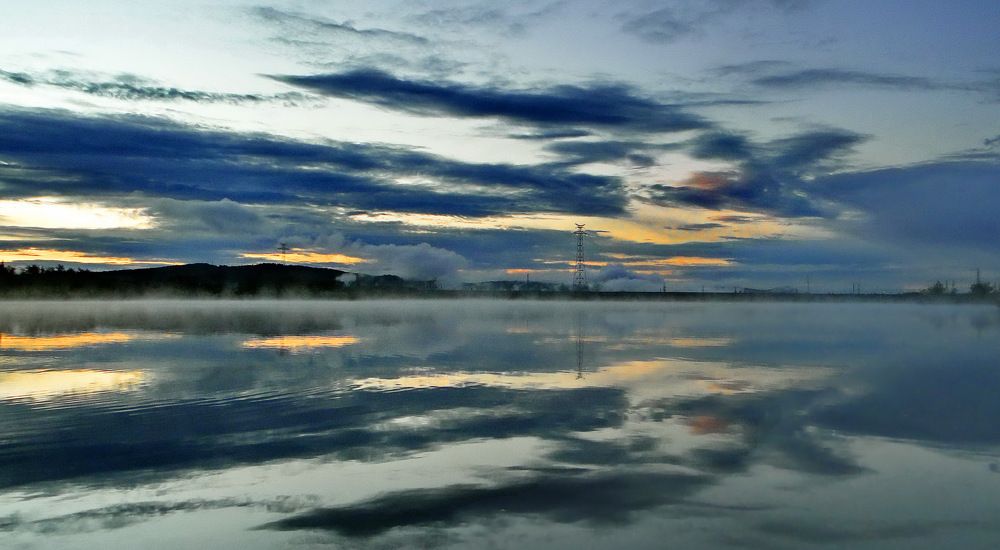 Раннее утро над озером.