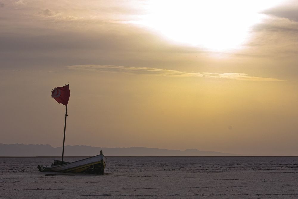 белое солнце в соленой пустыне