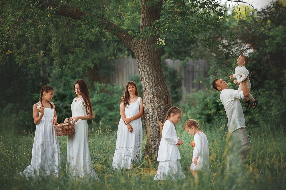 Семья в саду.