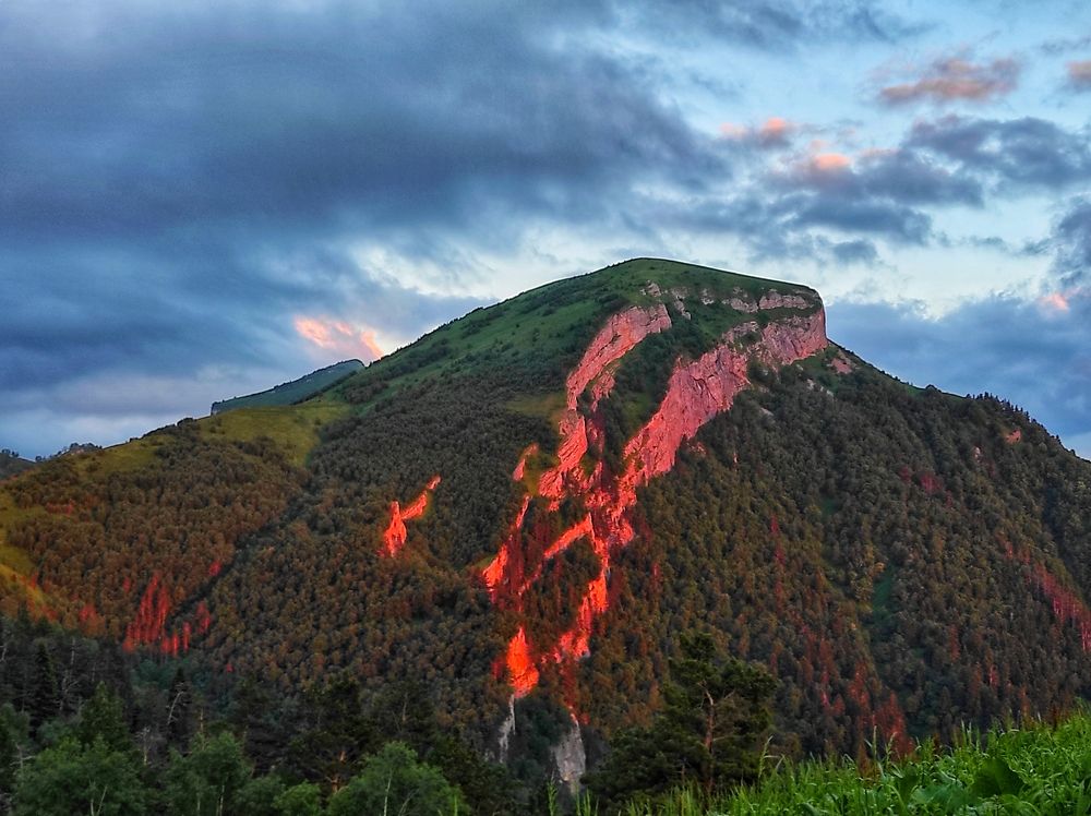 Малый Тхач на закате