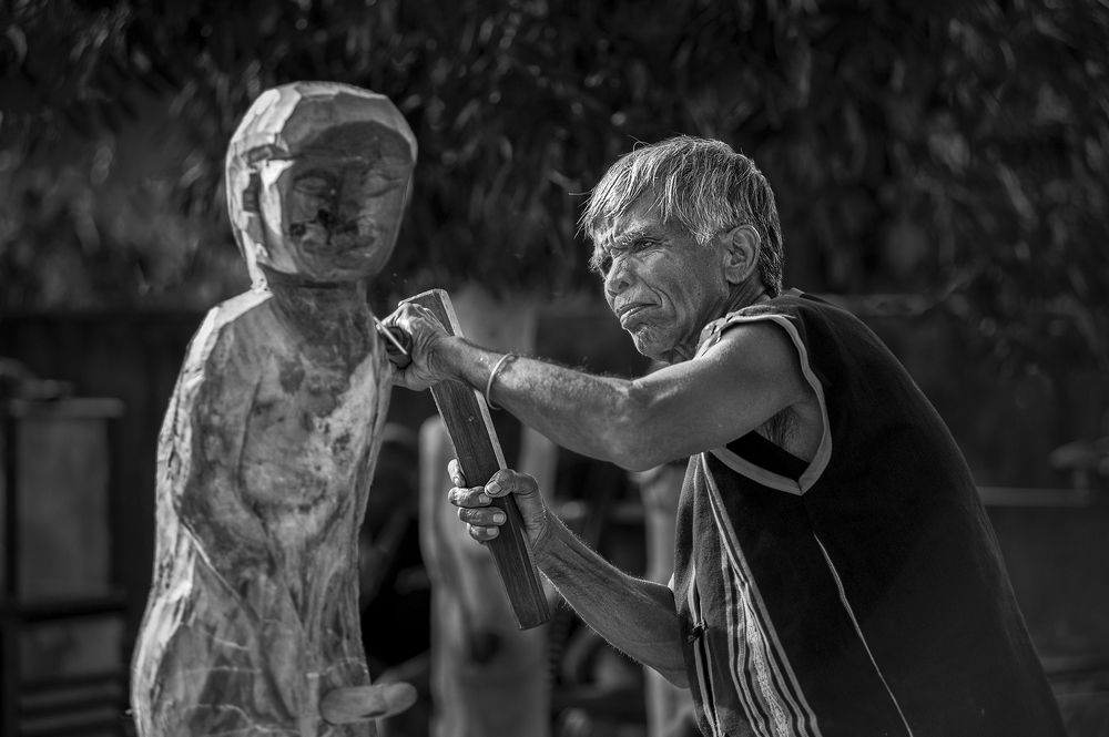 Nghệ nhân tạc tượng gỗ dân gian