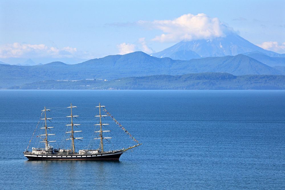 Парусник Паллада на рейде в Авачинской бухте