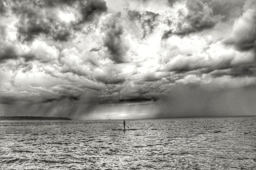 Плыву на грозу.