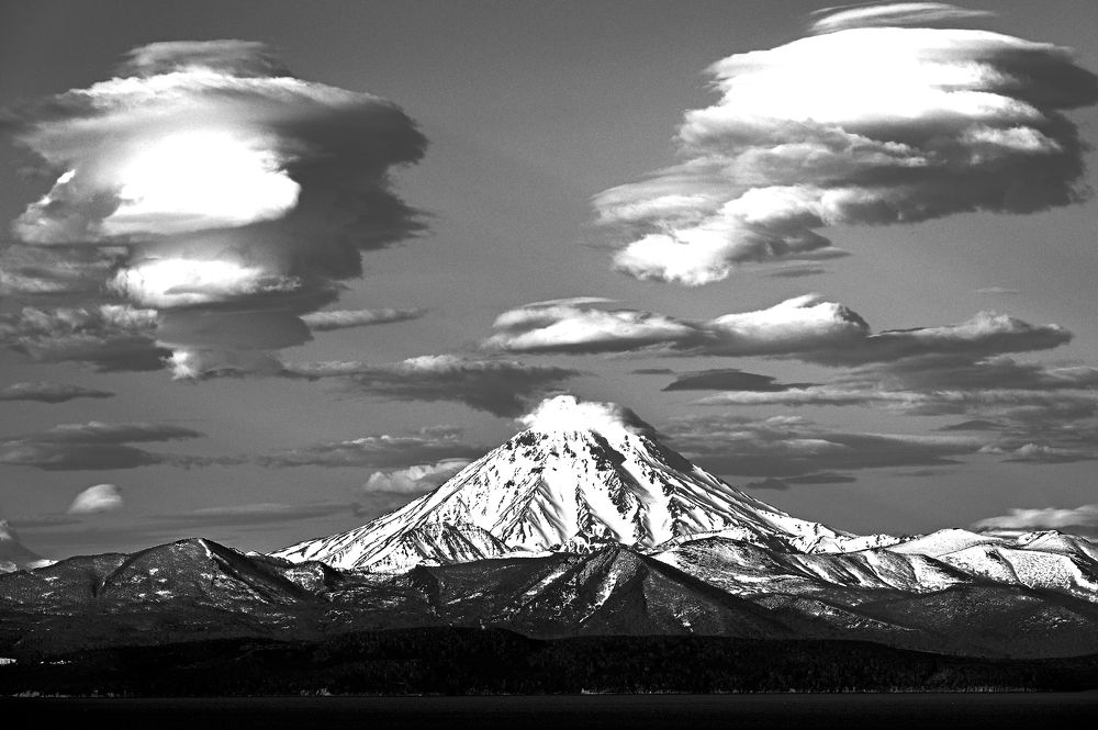 Облака, вулкан, Камчатка.